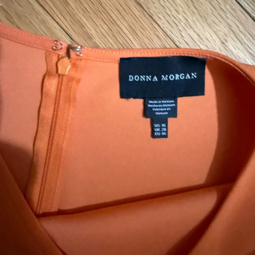 Donna Morgan NWOT❗️Kimono Sleeve Cinched Waist Flounced Ruffle Dress